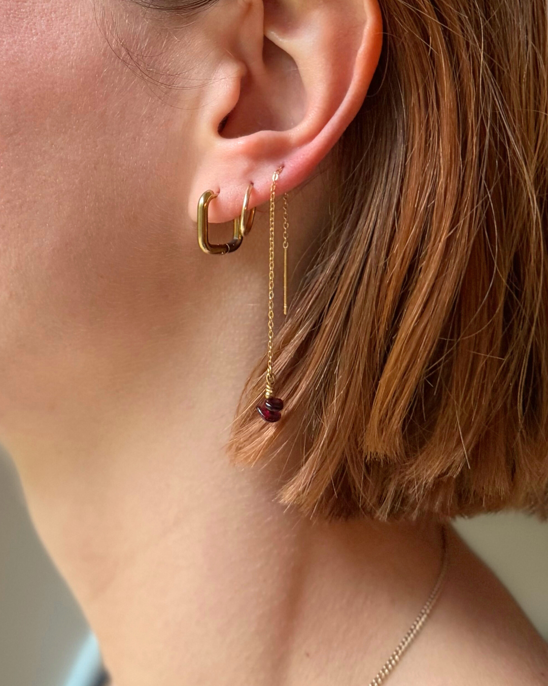 Jolie | Gouden threader oorbellen met Granaatsteen | Stainless steel