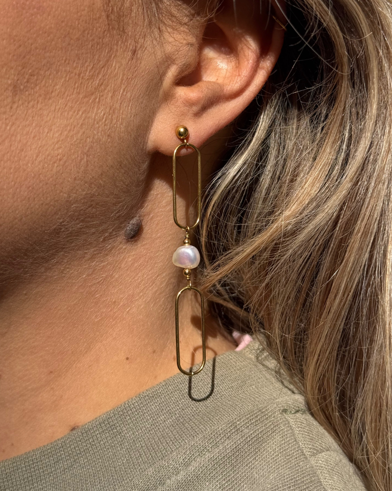 lange statement oorbellen goud stainless steel barokparels