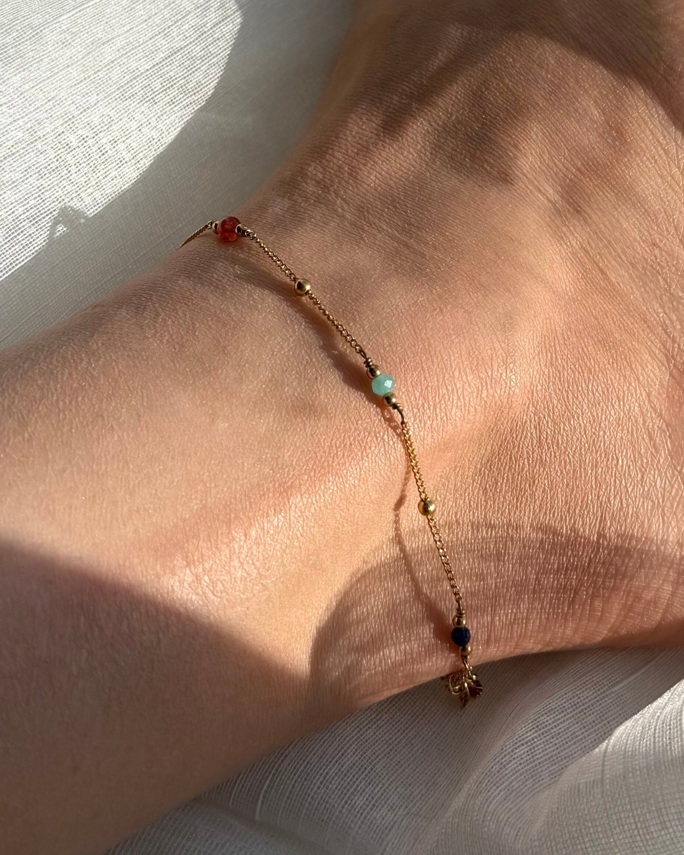 Enkelbandje met oranje en blauwe stenen | Goud stainless steel