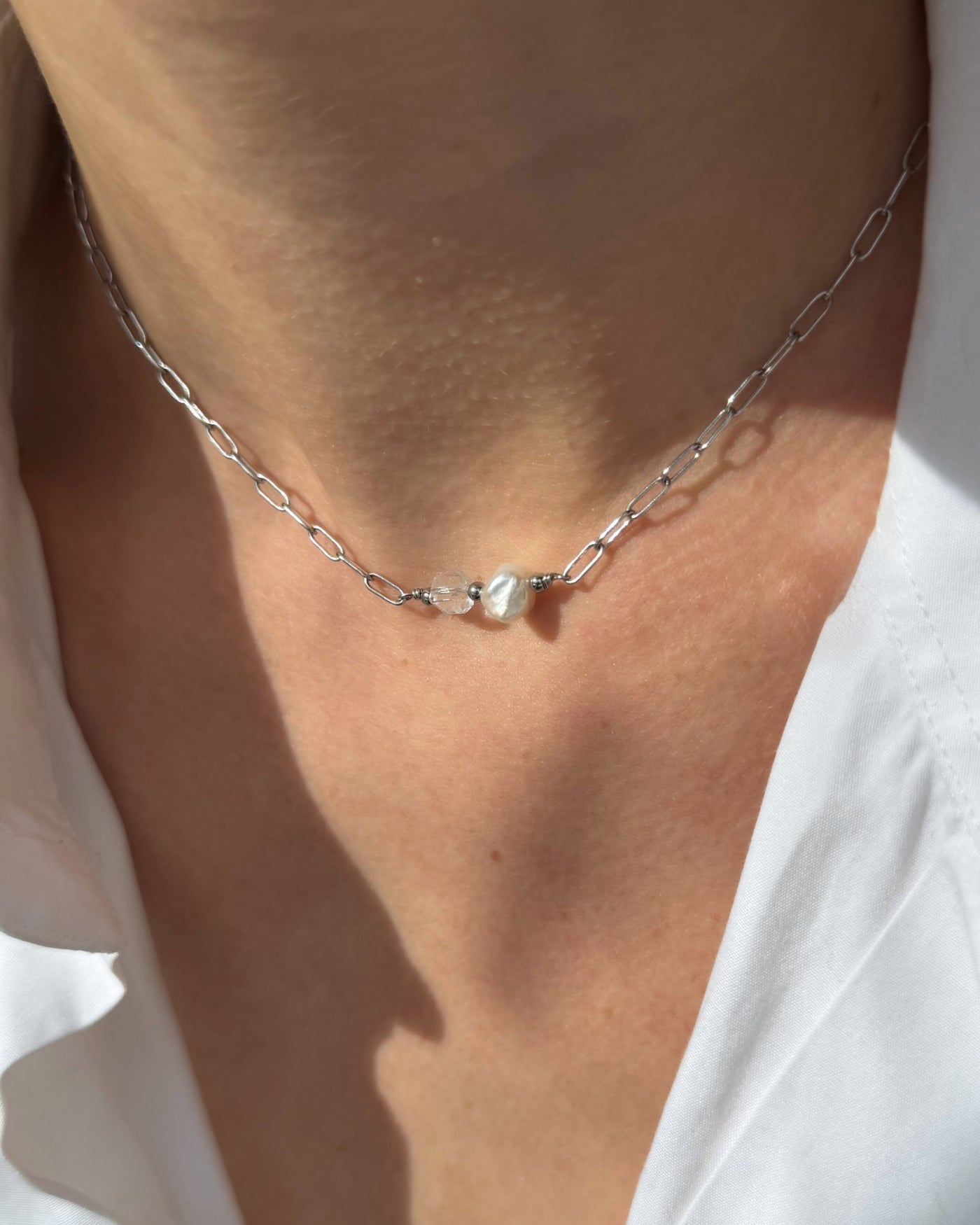 minimalistische ketting paperclip bergkristal parel