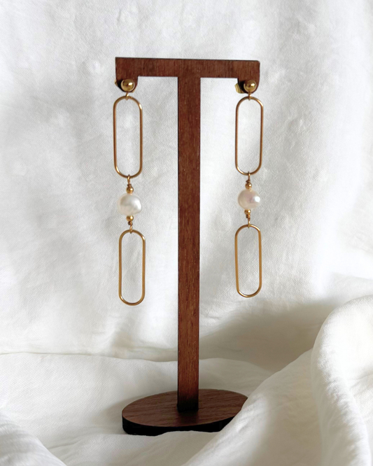 Lexi | Gouden statement oorbellen met barokparels | Stainless steel