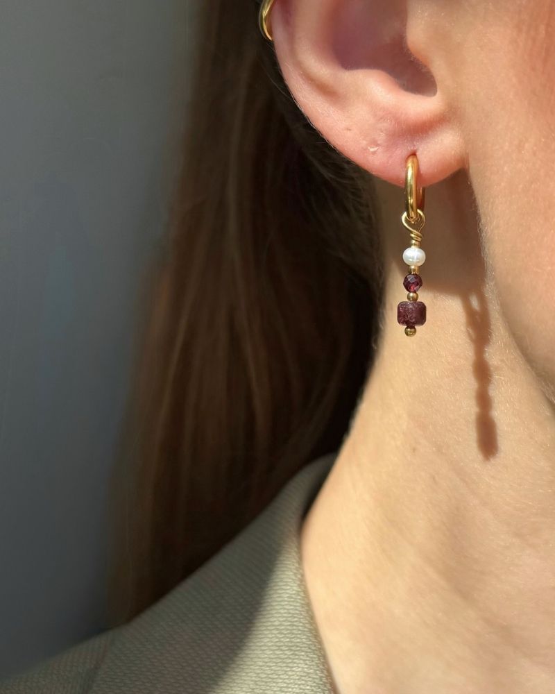 Scarlet | Oorbellen met zoetwaterparels & granaatsteen | Goud stainless steel