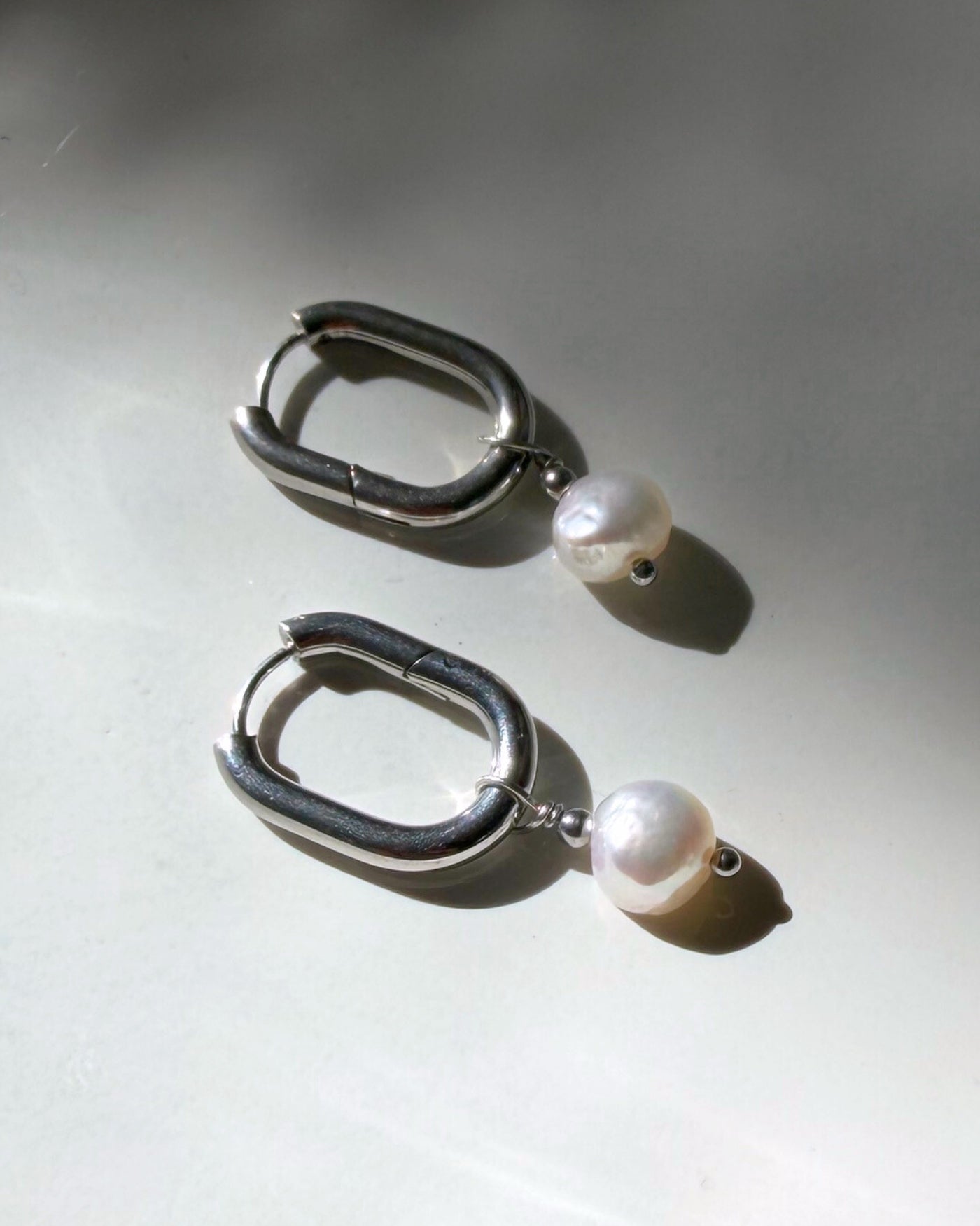 June | Oorbellen ovaal met barokparels | Zilver stainless steel