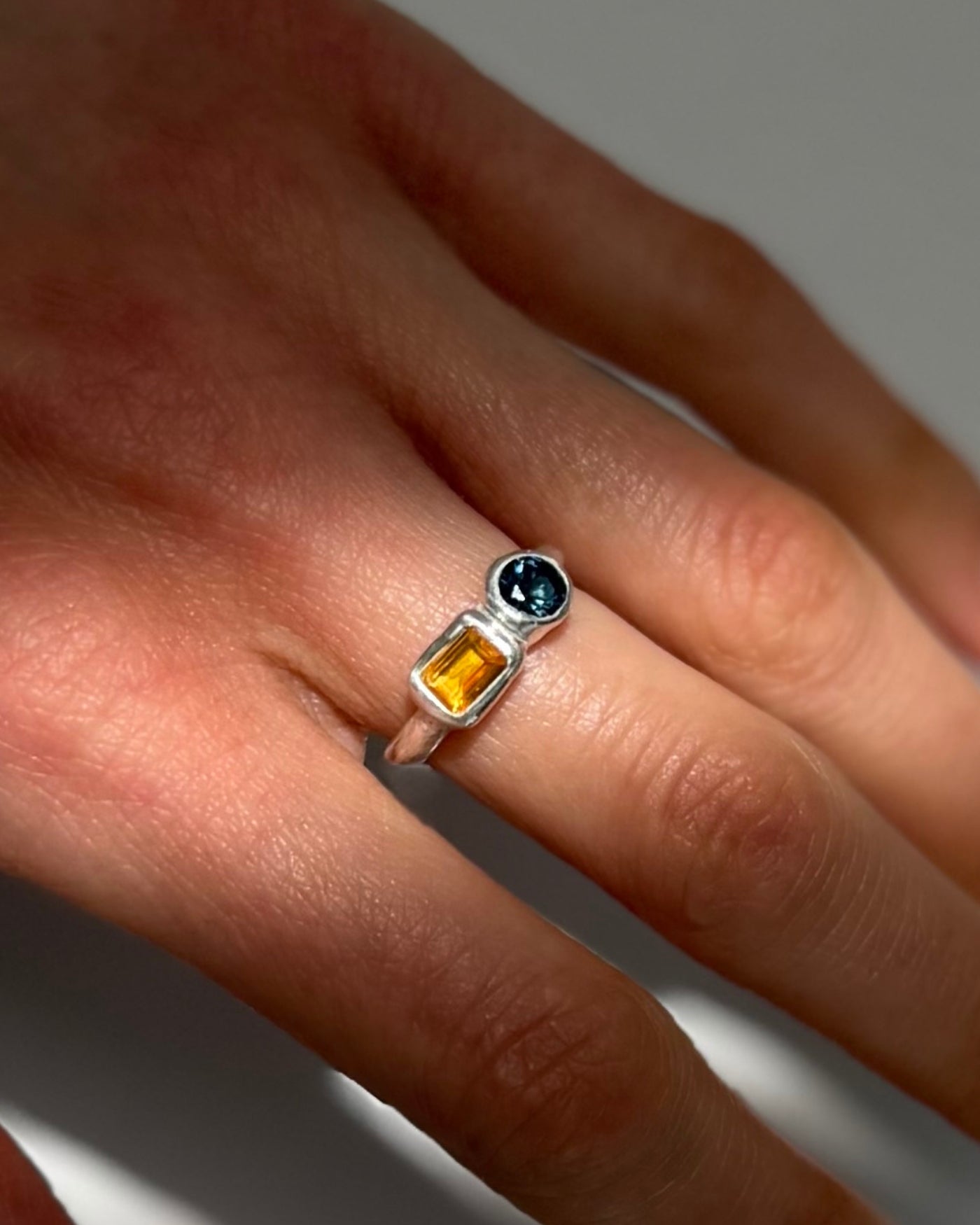 unieke zilveren ring met gele en blauwe stenen