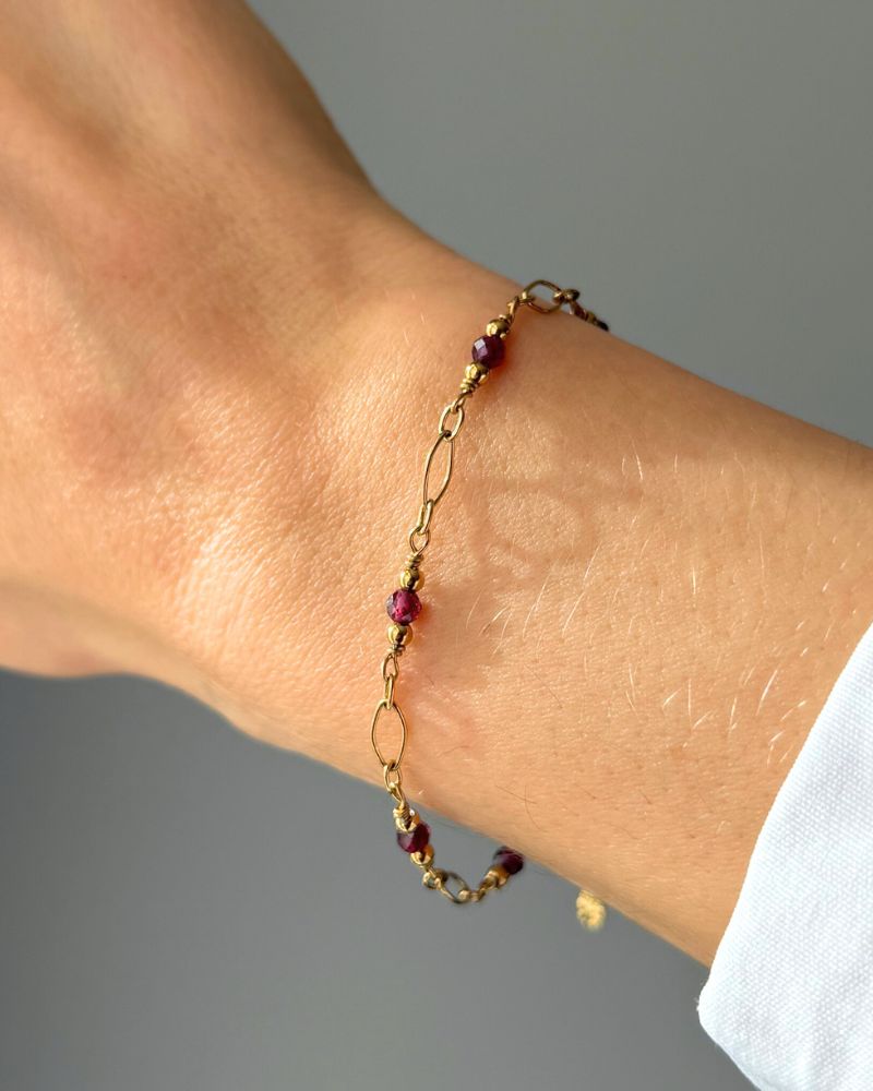 gouden armband met rode steen