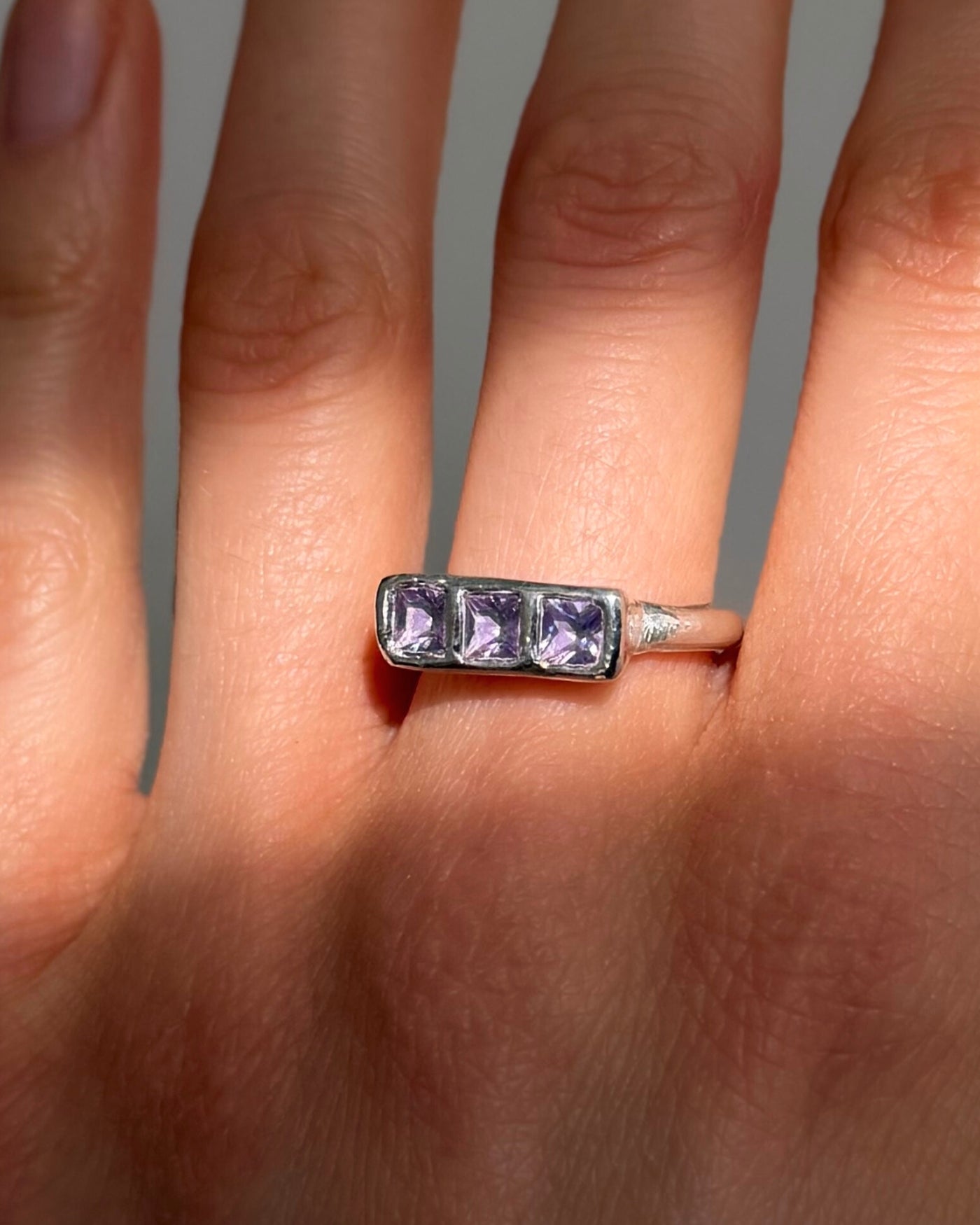 Handgemaakte zilveren ring Met paarse stenen 