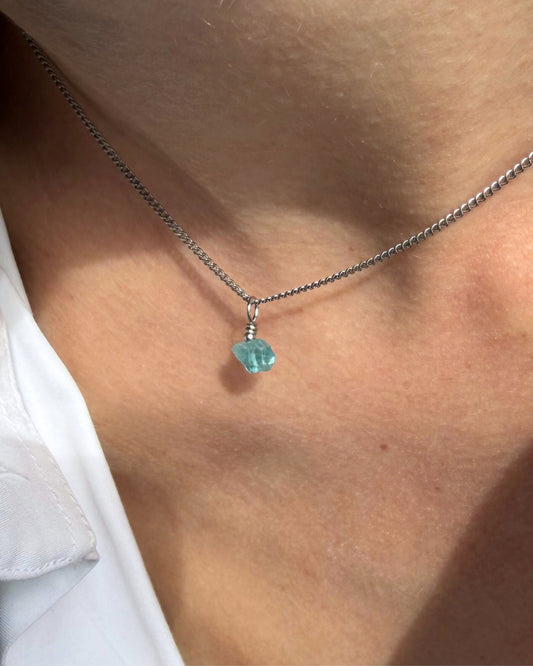 zilveren ketting met blauwe steen