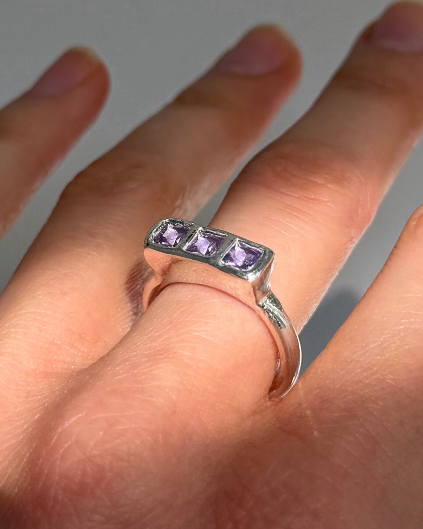 Handgemaakte ring zilver | Met paarse stenen | 'Fields of Amethyst'