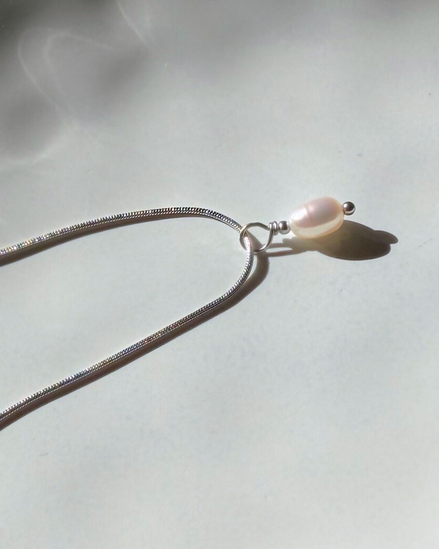 minimalistische zilveren ketting met parel hanger