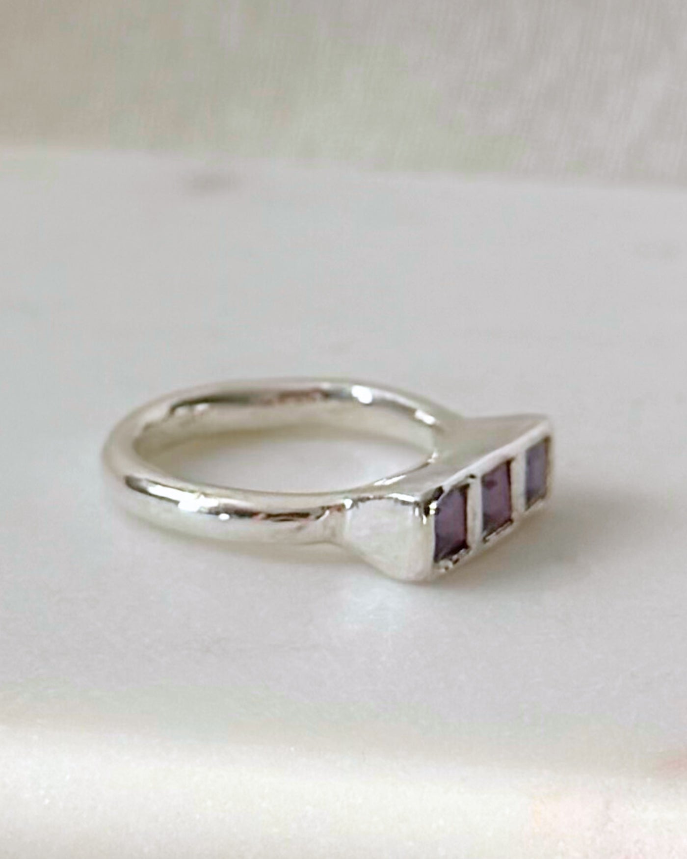 Handgemaakte ring zilver | Met paarse stenen | 'Fields of Amethyst'