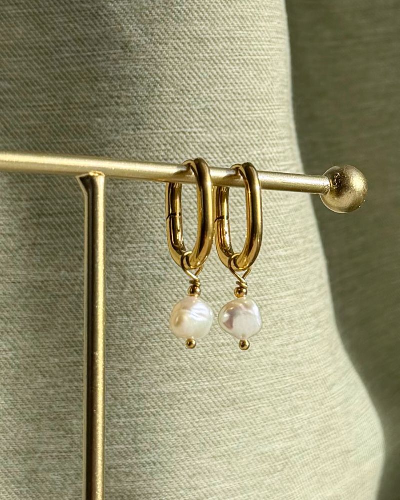 June | Oorbellen ovaal met barokparels | Goud stainless steel