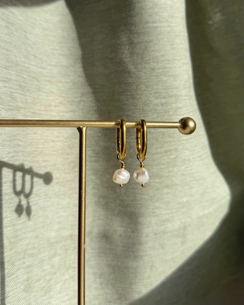 June | Oorbellen ovaal met barokparels | Goud stainless steel