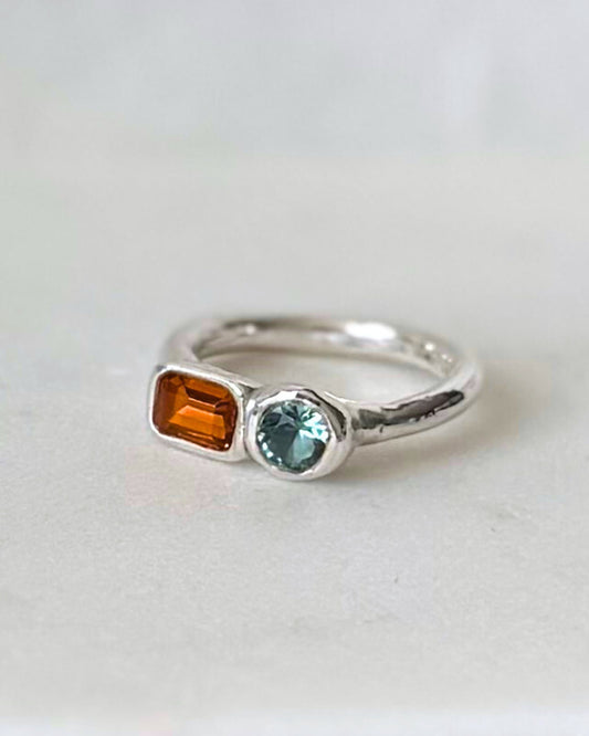 handgemaakte zilveren ring met oranje en blauwe groene stenen