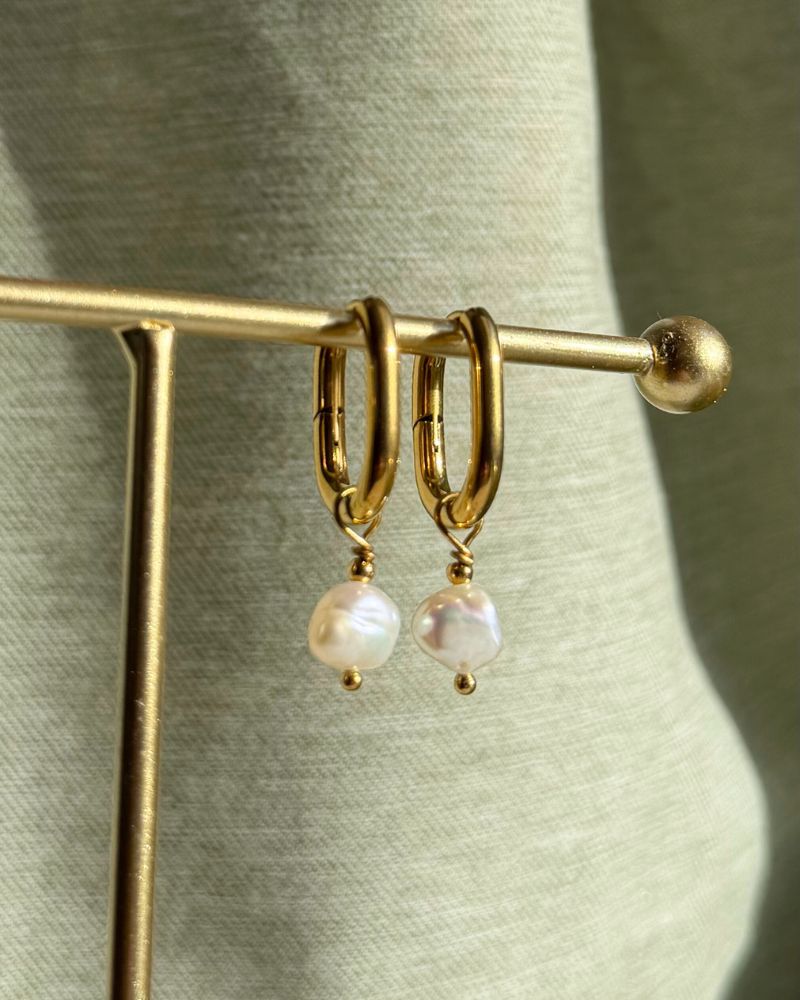 June | Oorbellen ovaal met barokparels | Goud stainless steel