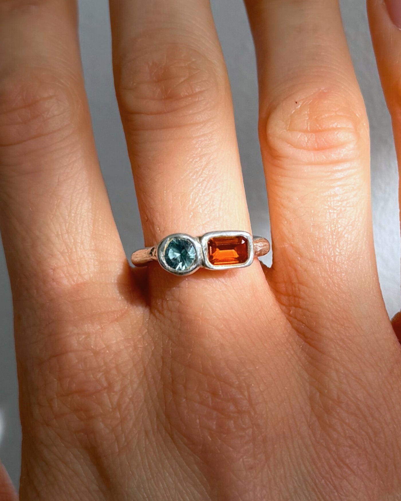 zilveren ring met kleurrijke stenen