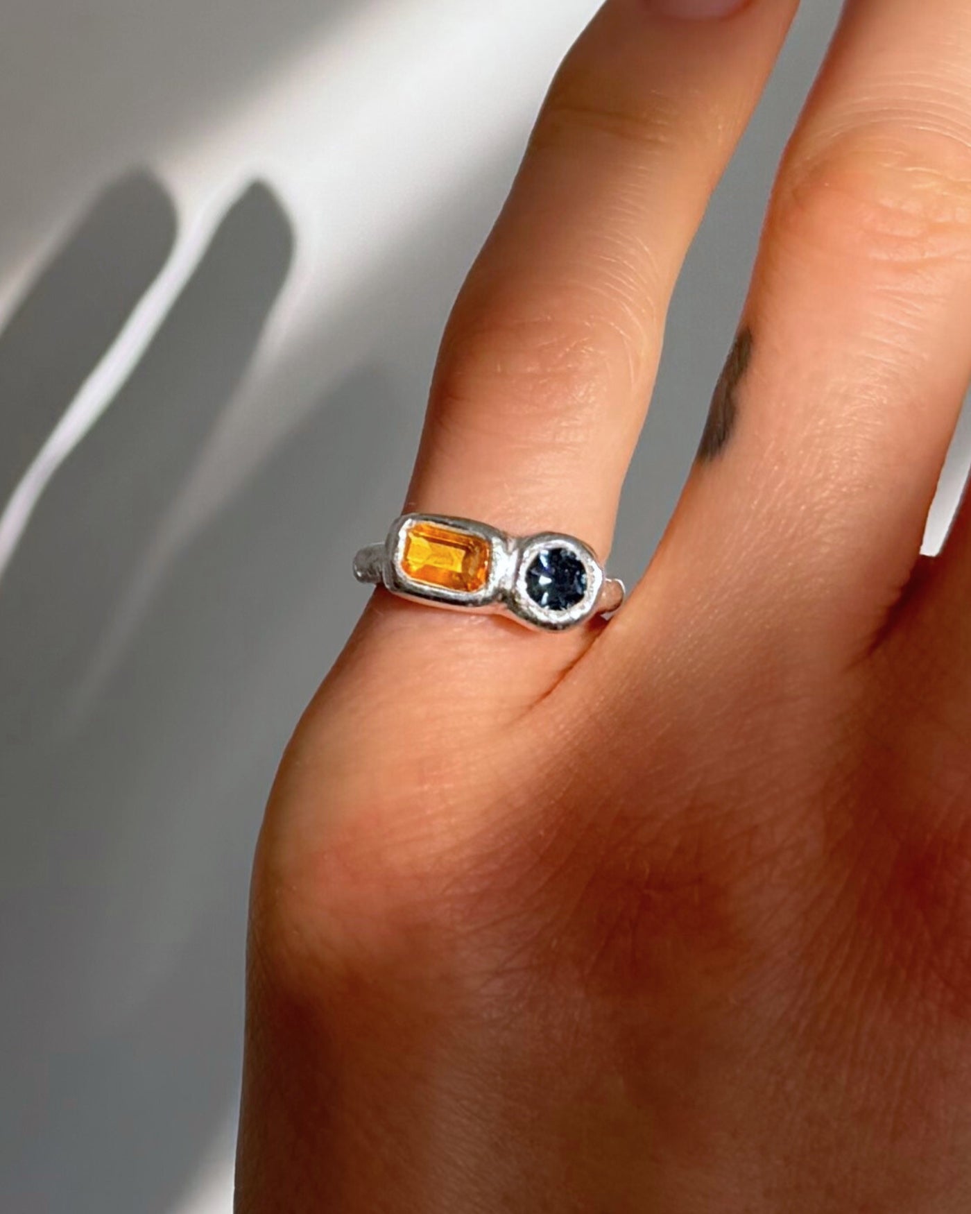 zilveren ring met gele en blauwe steen