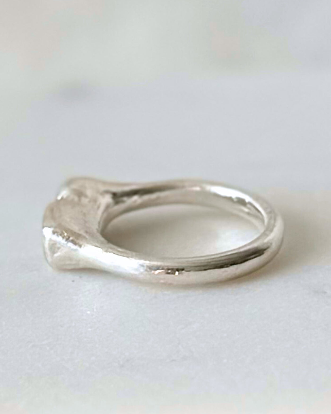 Handgemaakte ring van zilver | 'Midnight Sea' | Pinkring