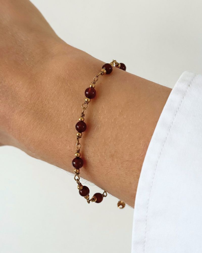 Mae | Granaat armband | Goud stainless steel & Hessoniet Granaat