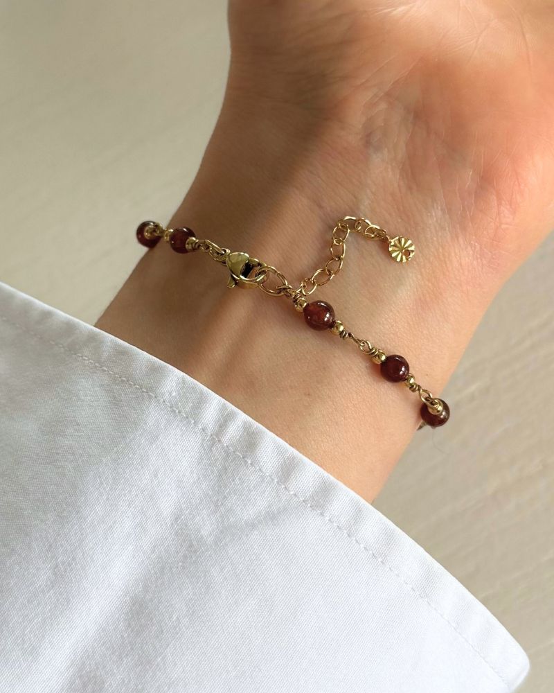 Mae | Granaat armband | Goud stainless steel & Hessoniet Granaat