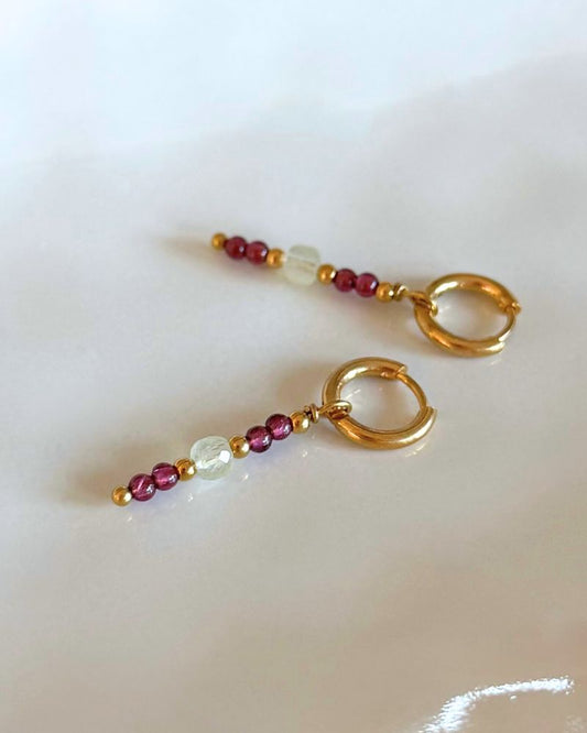 goudkleurige oorbellen met bordeaux stenen granaatsteen