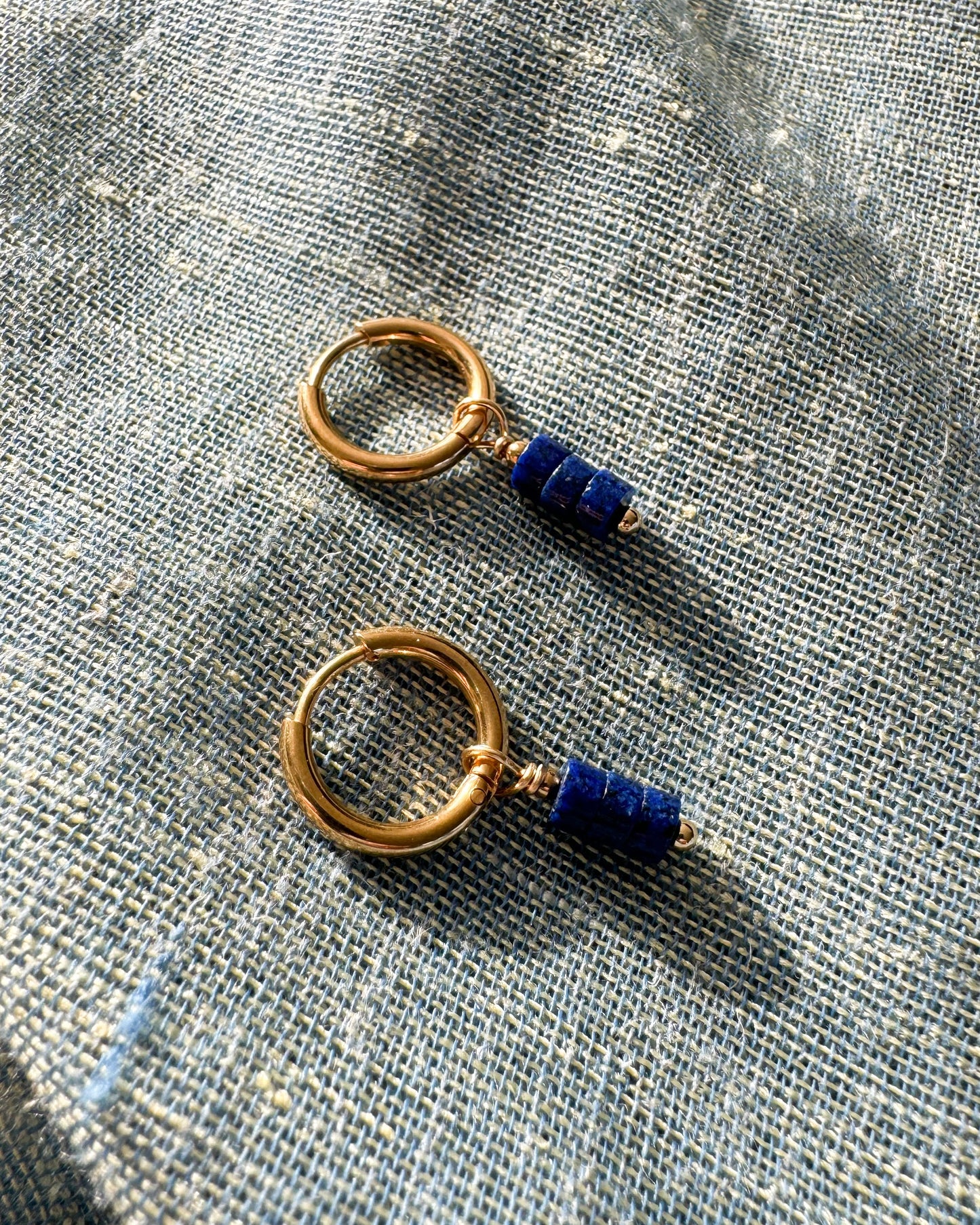 Noa | Gouden oorbellen met Lapis lazuli | Geboortesteen september