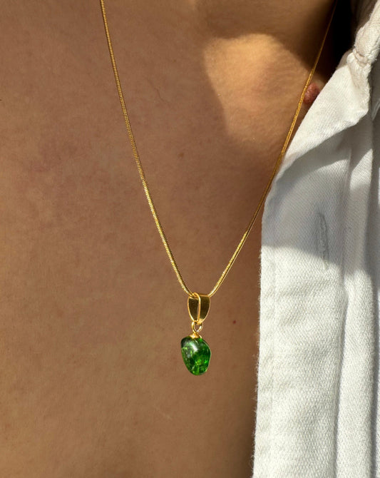 gouden ketting met groene edelsteen