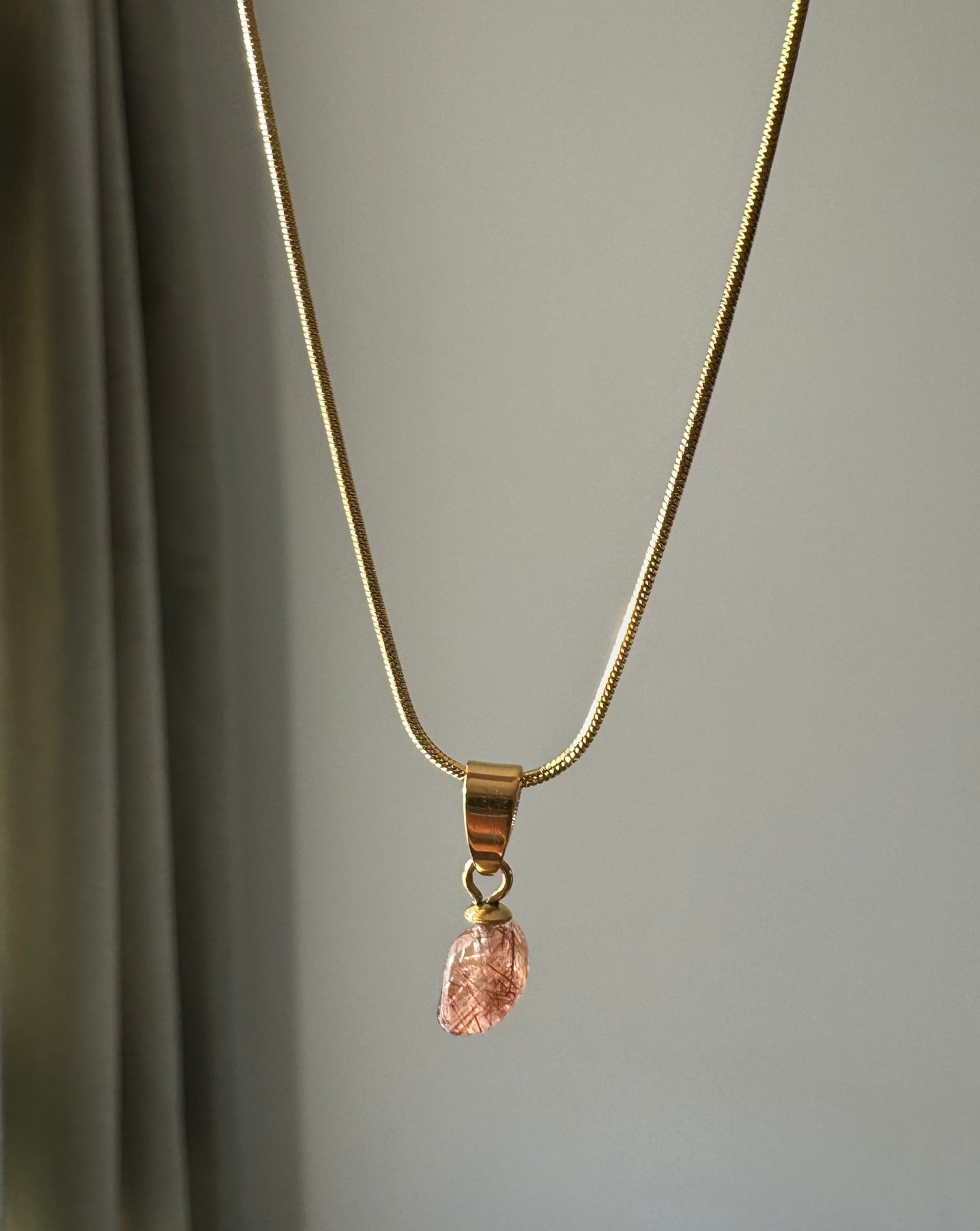 Brooke | Ketting met Rutielkwarts edelsteen | Goud stainless steel