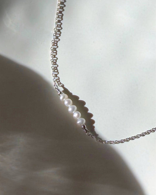 zilveren ketting met kleine parels