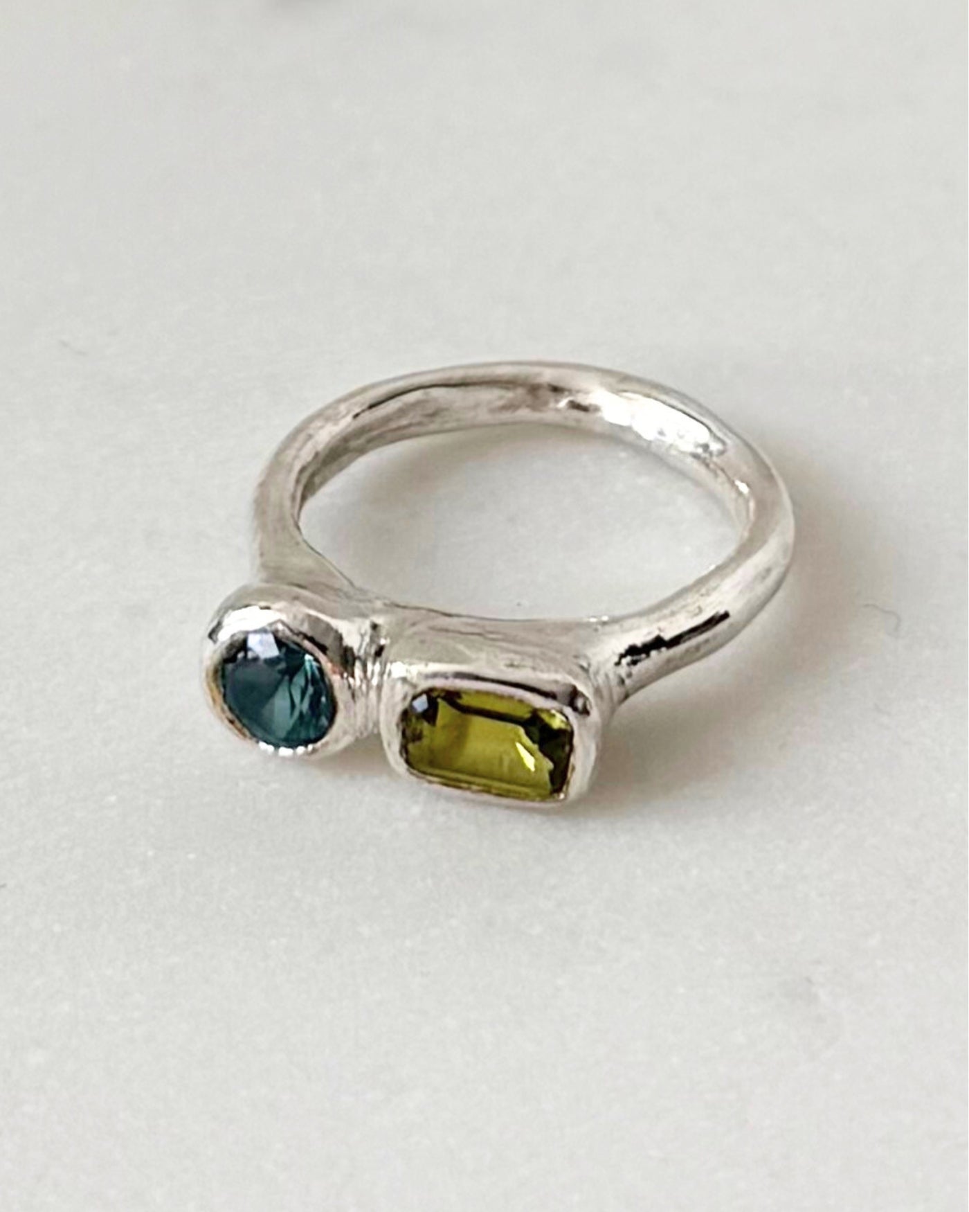 handgemaakte zilveren ring blauwe groene steen