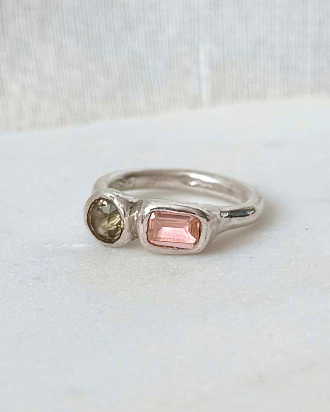 massief zilveren ring roze steen groene steen