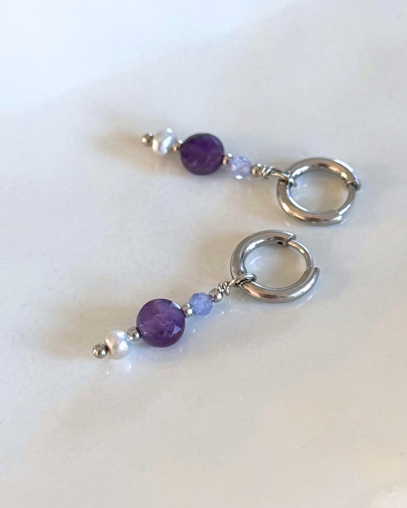 zilverkleurige Oorbellen met parel & paarse edelstenen | Zilver stainless steel