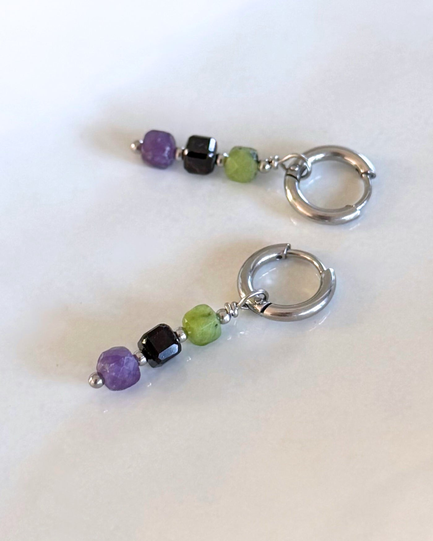 Oorbellen met paarse, rode en groene steen | Zilver RVS