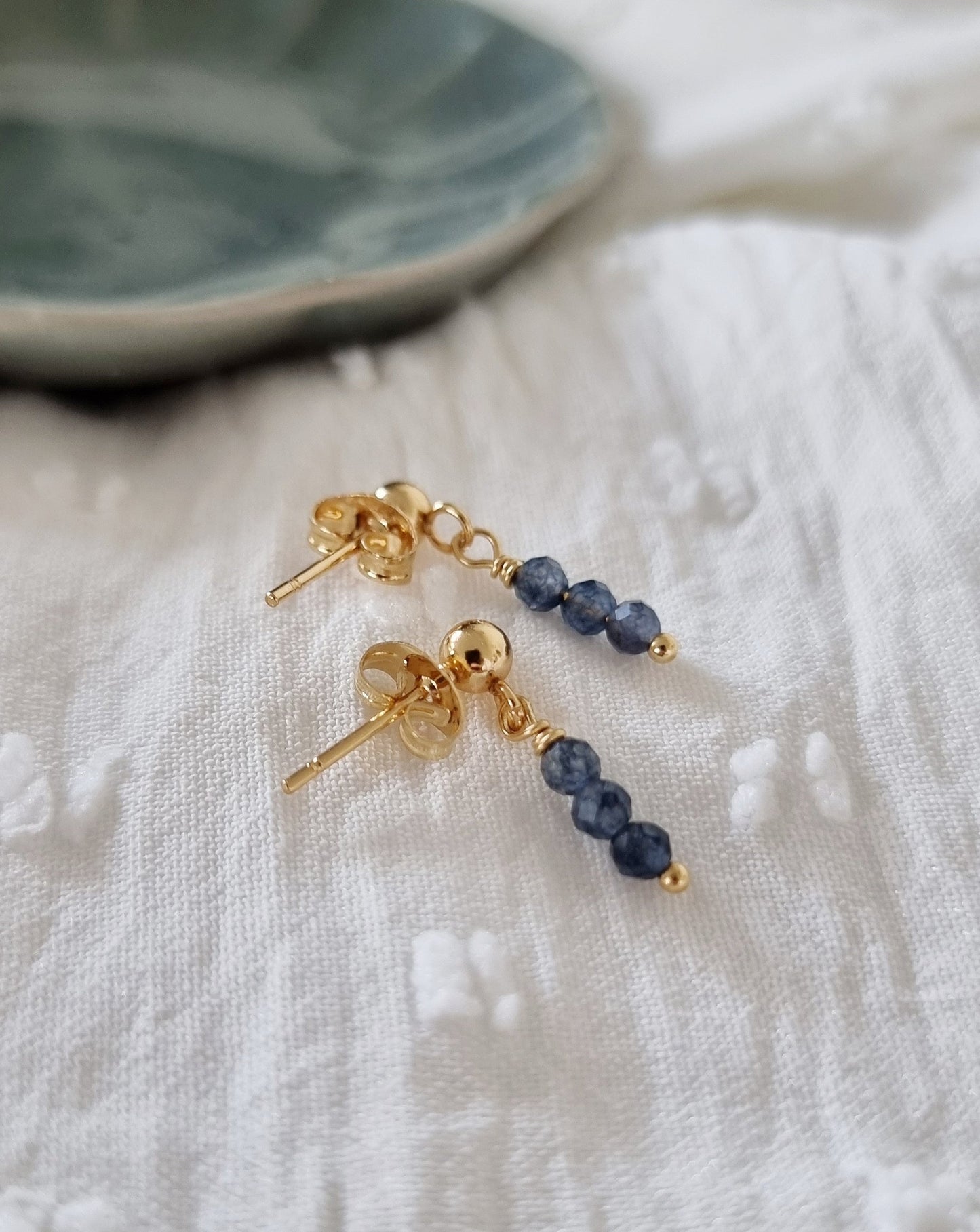 Gouden oorstekers met blauwe Quartz