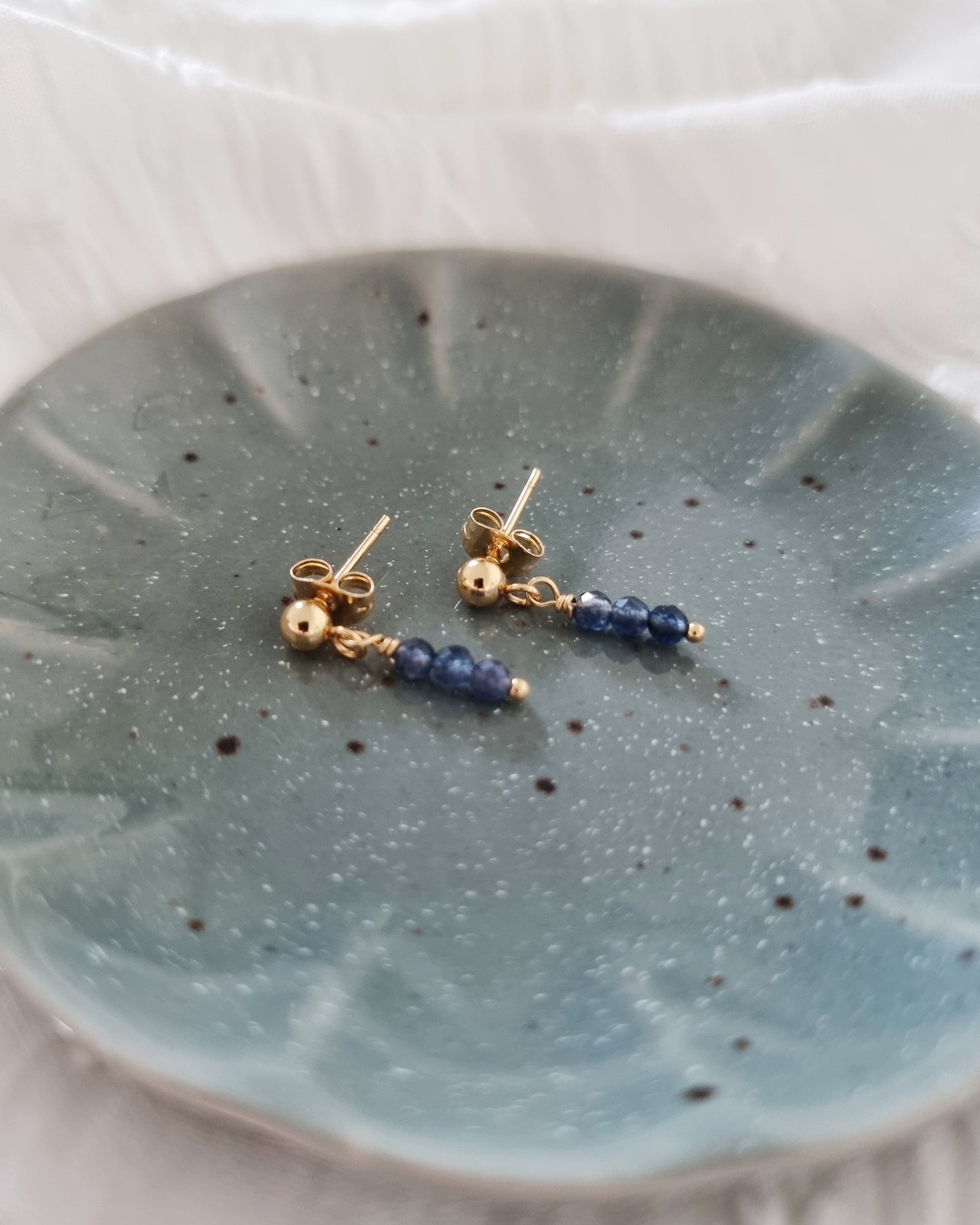 Gouden oorstekers met blauwe Quartz | Roestvrij staal