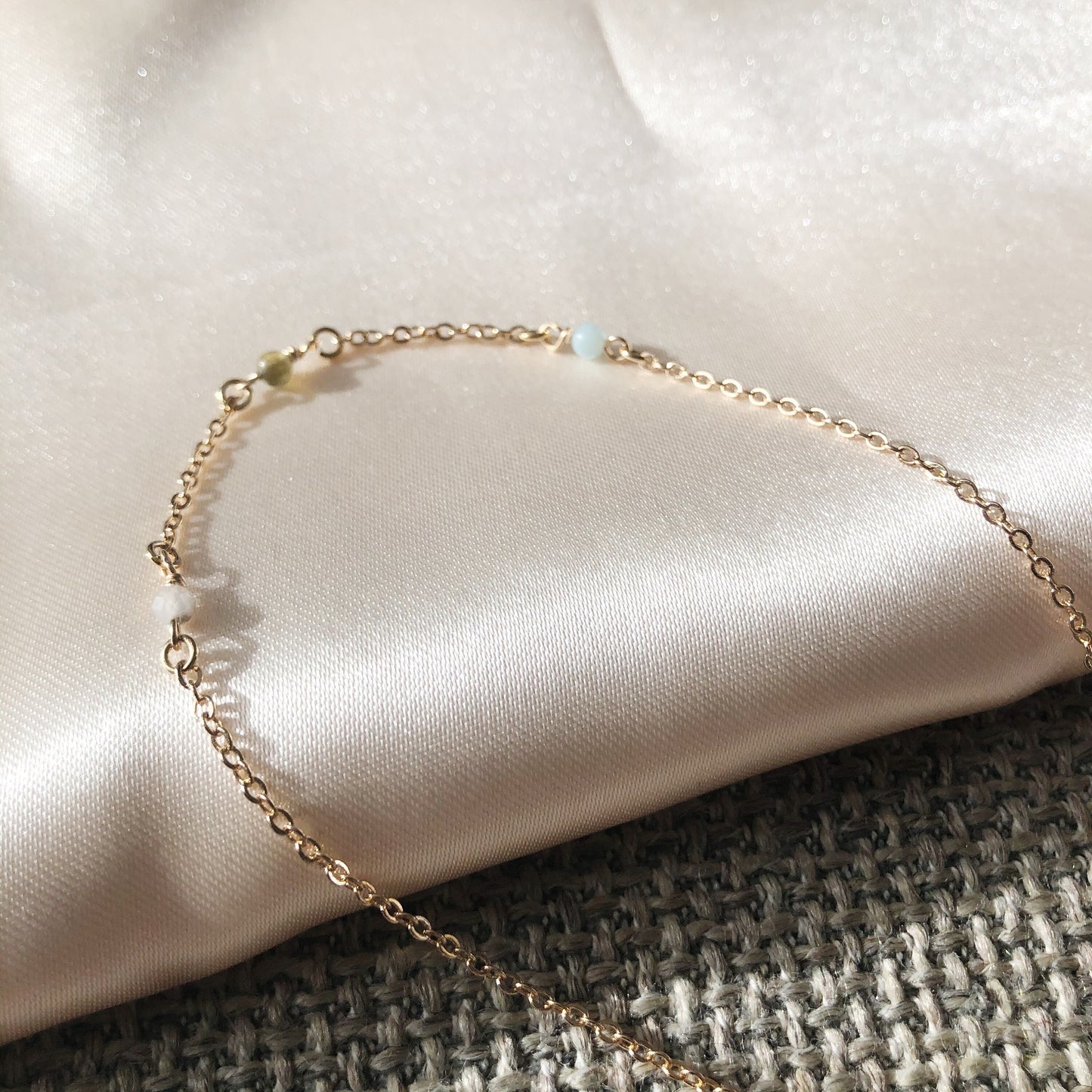 Minimalistische choker ketting met 3 edelstenen naar keuze | Gold filled of gold plated