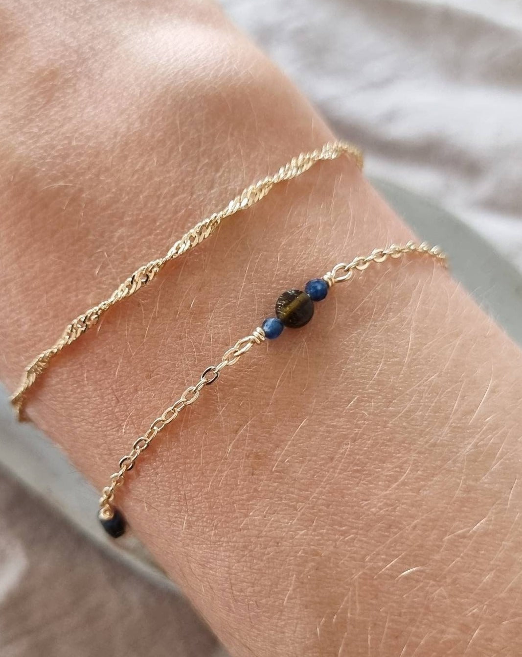 Gouden armband met Obsidiaan en Chalcedoon | 14k gold filled of gold plated